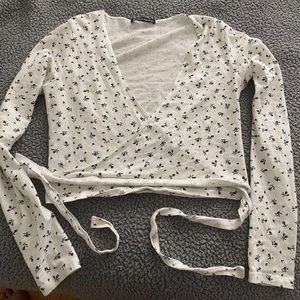 White floral brandy melville wrap top long sleeve